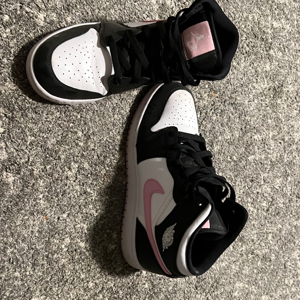 7y black and pink Jordan’s